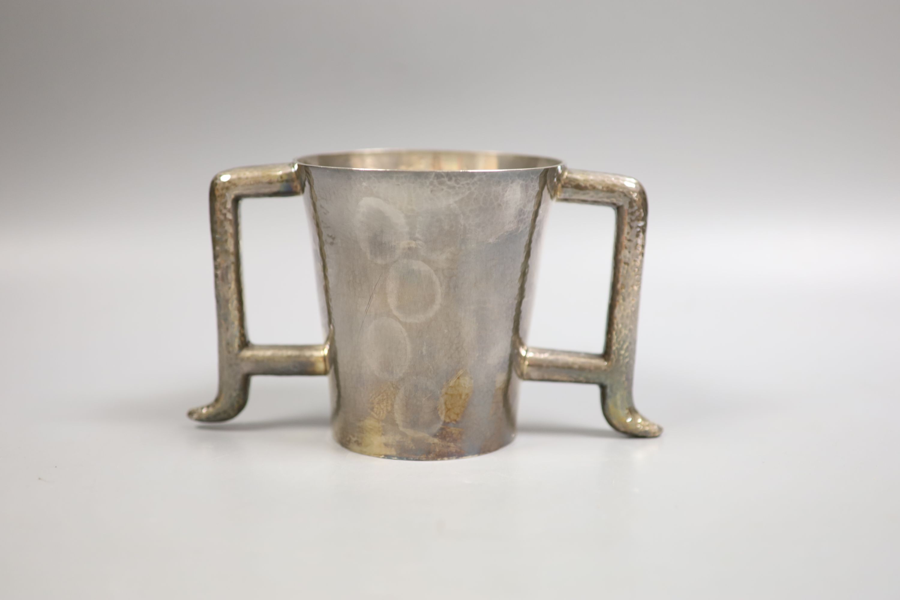 A stylish late Victorian planished Brittania standard silver two handled mug, Hamilton & Inches, Edinburgh, 1897, 11.5cm, 13oz.